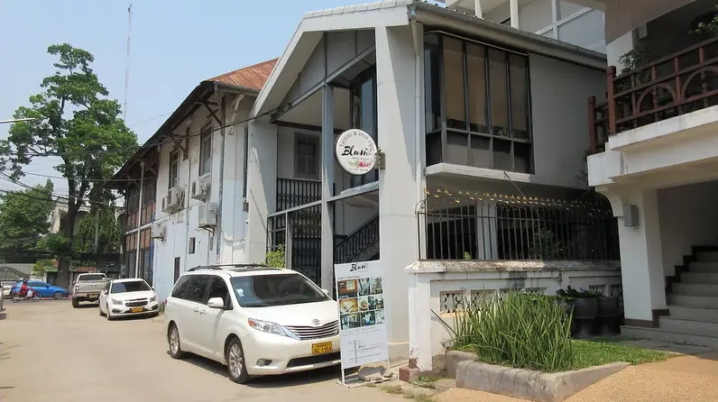 Chi tiết chạm khắc tinh xảo trên các bức tường và mái vòm của ngôi chùa cổ