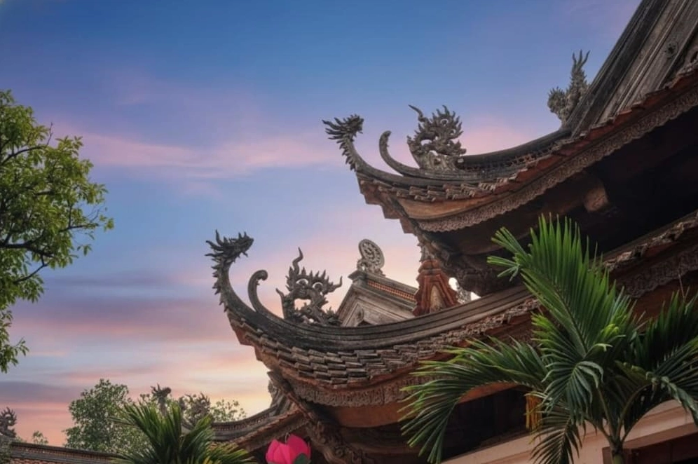 Chi tiết diềm mái chạm trổ tinh tế hình lá triện cuốn tại chùa Tây Phương