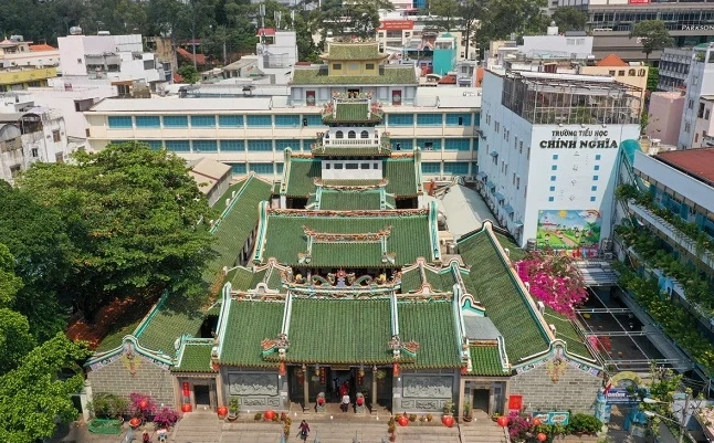 Chi tiết điêu khắc gỗ tinh xảo trên hệ thống vì kèo kiến trúc Chùa Ông