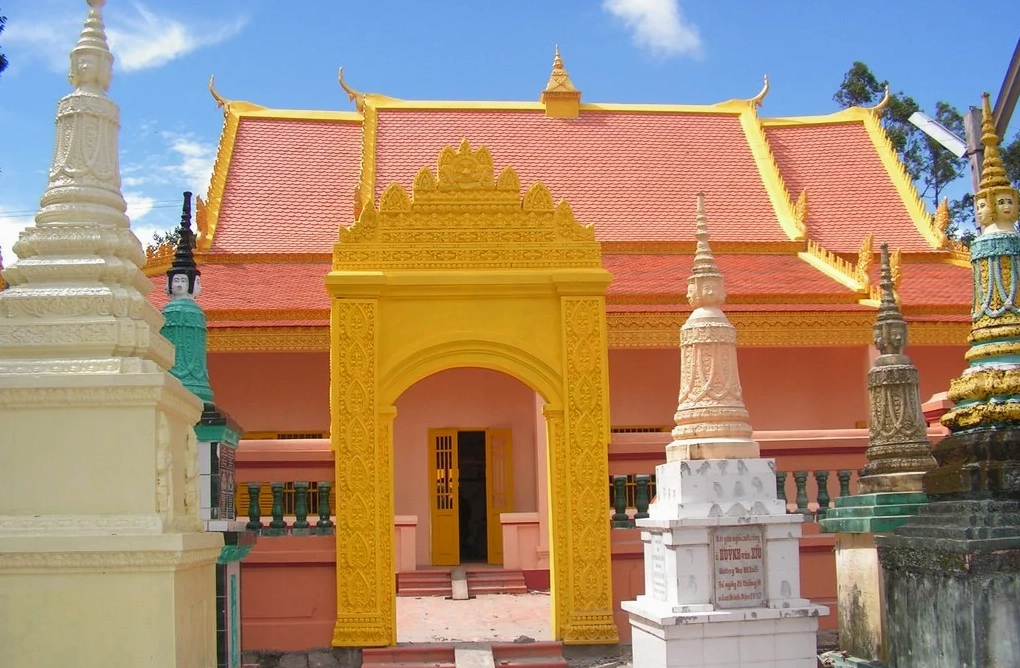 Chi tiết kiến trúc chạm khắc rồng phượng tinh xảo tại khuôn viên nhà chùa