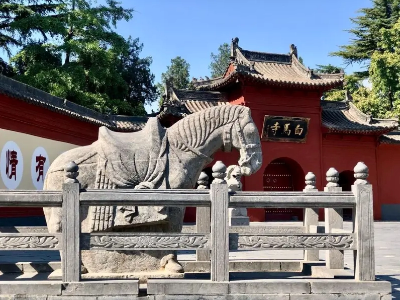 Chi tiết kiến trúc mái ngói cong vút đặc trưng của Bạch Mã tự