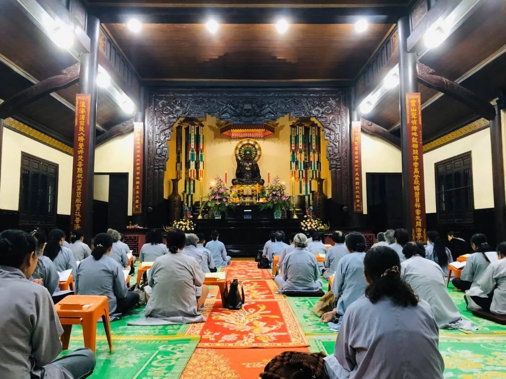 Chi tiết kiến trúc mái ngói cong vút khắc họa hình ảnh song long chầu nguyệt tại Chùa Linh Sơn