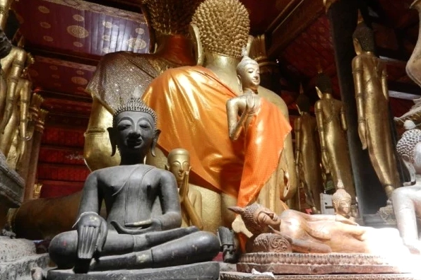 Chi tiết kiến trúc mái ngói nhiều tầng và phù điêu chạm khắc tinh xảo tại chùa Wat Mai