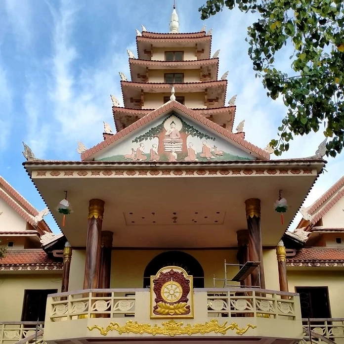 Chi tiết kiến trúc mái ngói uốn cong truyền thống tại Chùa Tam Bảo