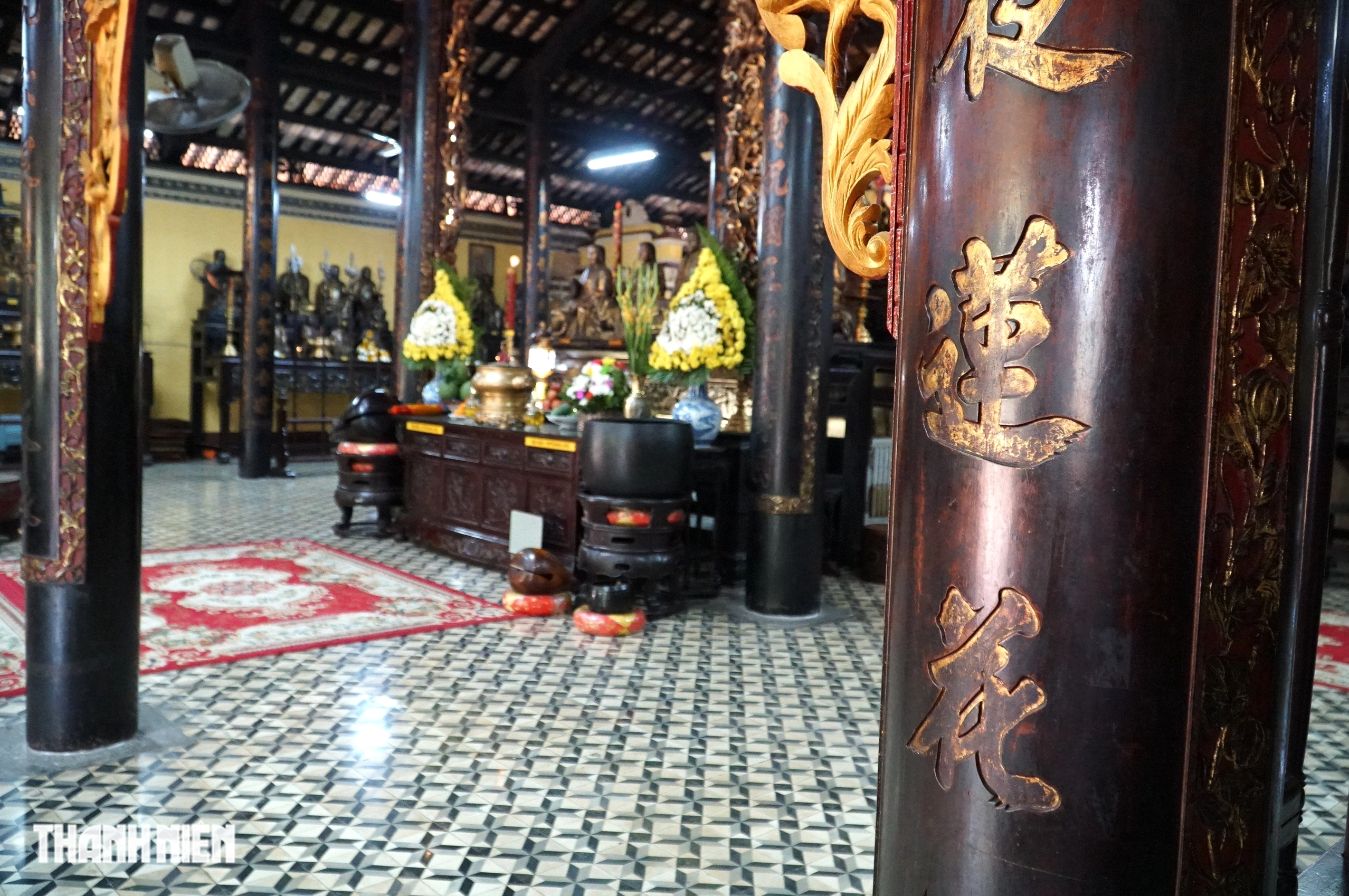 Chi tiết nghệ thuật chạm khắc hoa văn tinh xảo trên các cấu kiện gỗ tại ngôi cổ tự