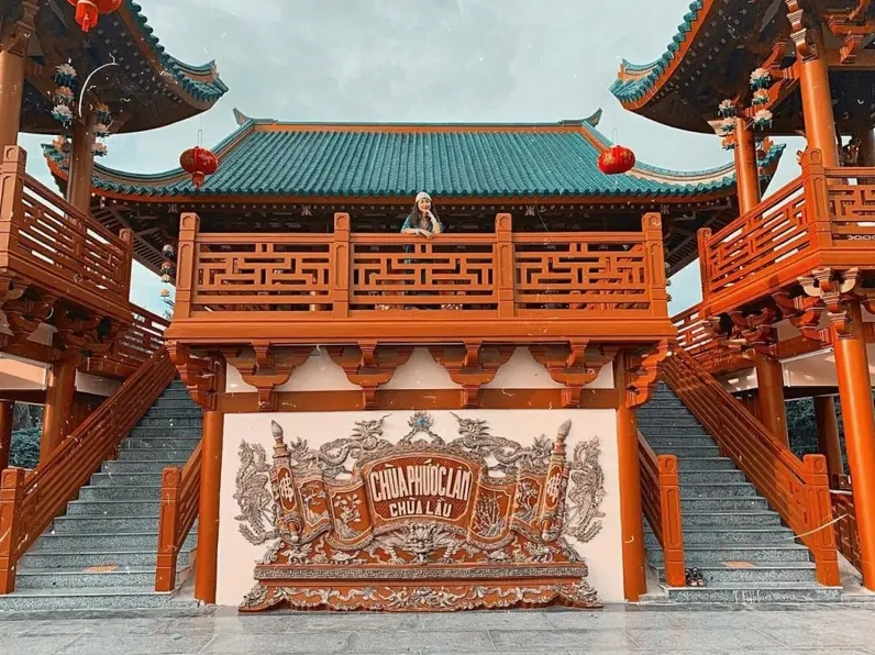 Chi tiết nghệ thuật kiến trúc tinh xảo tại các tầng lầu của chùa