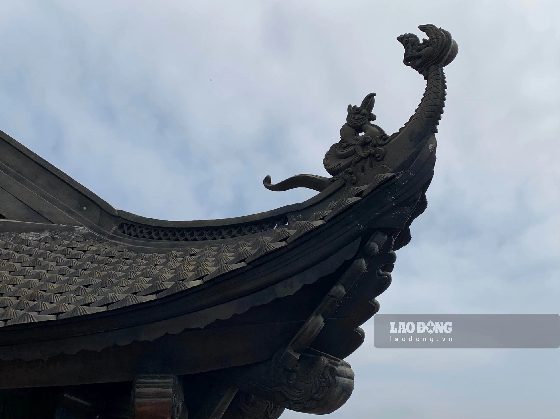 Chi tiết phần mái hiên và vách ván đồng ghép khít tinh xảo tại bảo điện