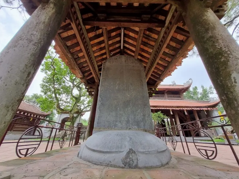 Chiêm bái các pho tượng Phật uy nghi được bài trí trang nghiêm trong điện thờ