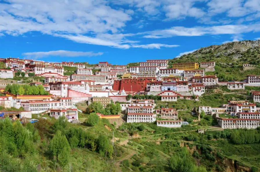 Chiêm ngưỡng vẻ đẹp kiến trúc đặc sắc của Tu viện Ganden chốn linh thiêng