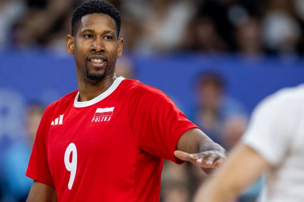 Chủ công Wilfredo Leon bật nhảy dứt điểm dũng mãnh trong trận đấu vòng bảng Olympic giữa Ba Lan và Ai Cập