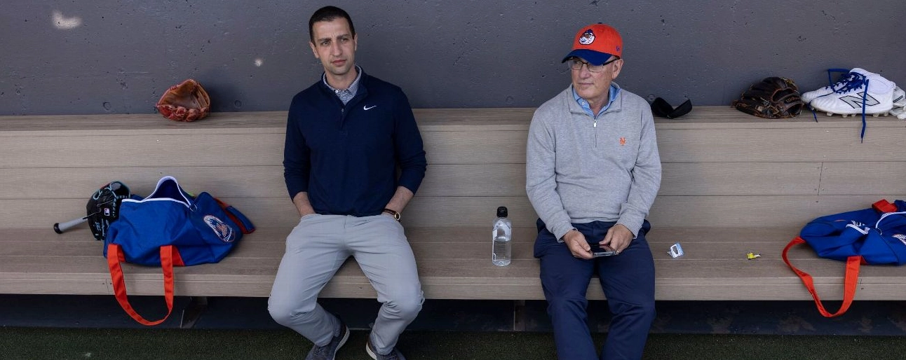 Chủ sở hữu Steve Cohen và GM David Stearns của New York Mets ngồi suy ngẫm trong khu vực kỹ thuật