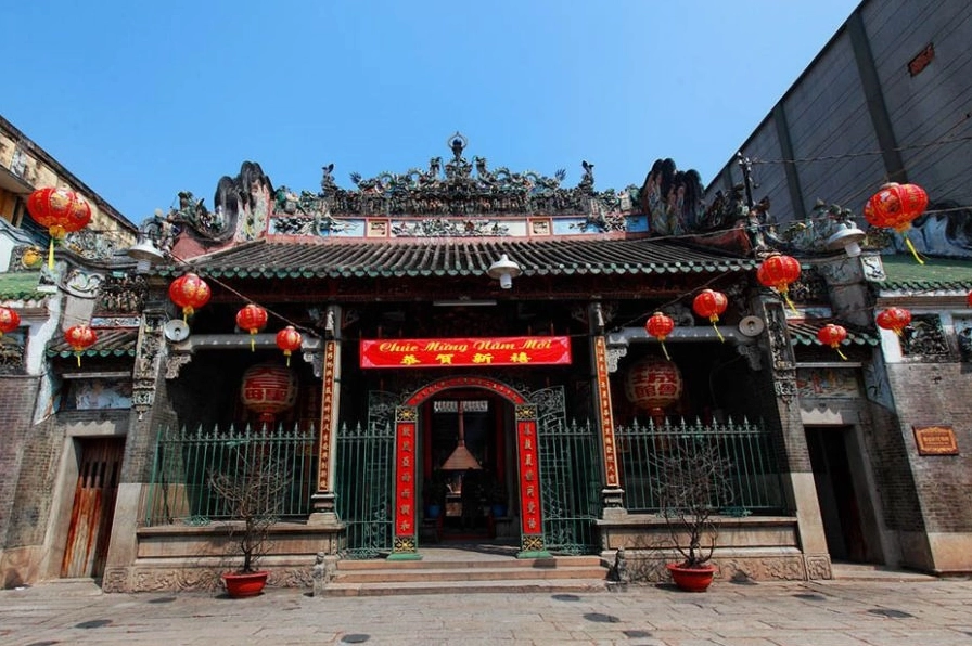 Chùa Bà Thiên Hậu hiện lên cổ kính và trang nghiêm giữa lòng khu vực Chợ Lớn sầm uất