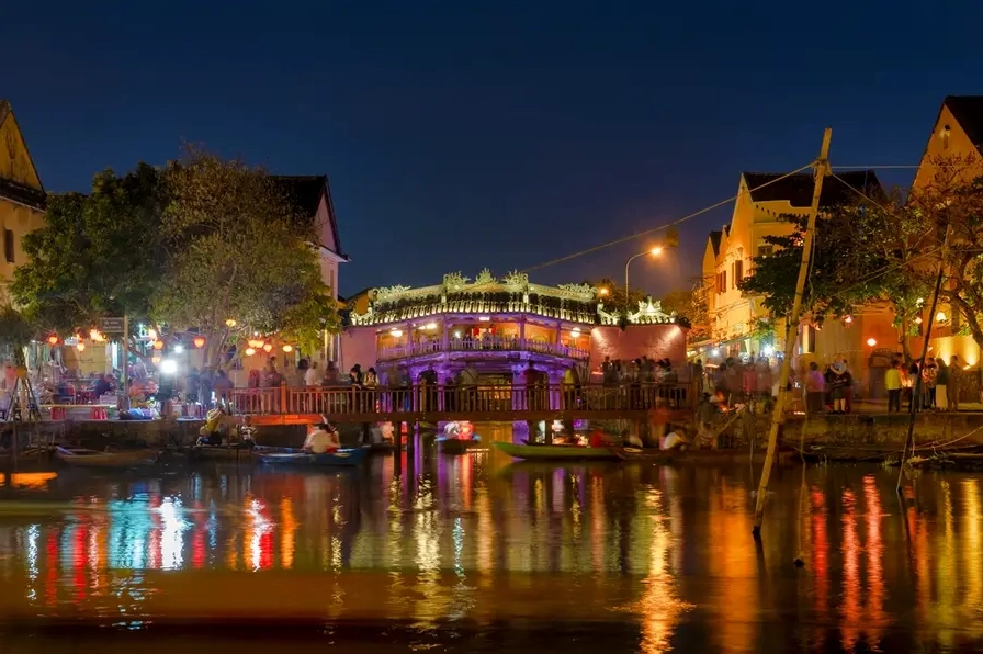 Chùa Cầu Hội An nằm bình yên bên bờ sông Hoài thơ mộng dịu dàng