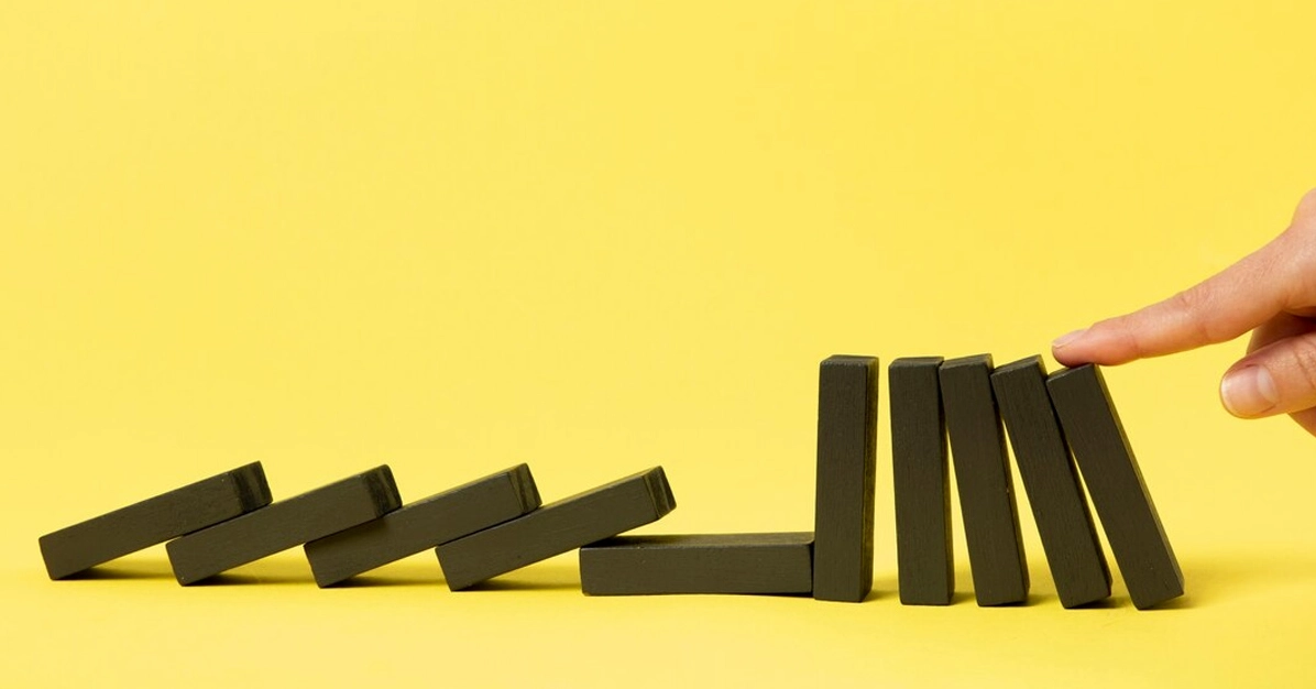 Chuỗi phản ứng tuyến tính minh họa hiệu ứng domino