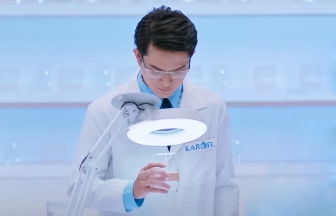 Chuyên gia tiến hành quá trình kiểm nghiệm chất lượng nước tại phòng thí nghiệm