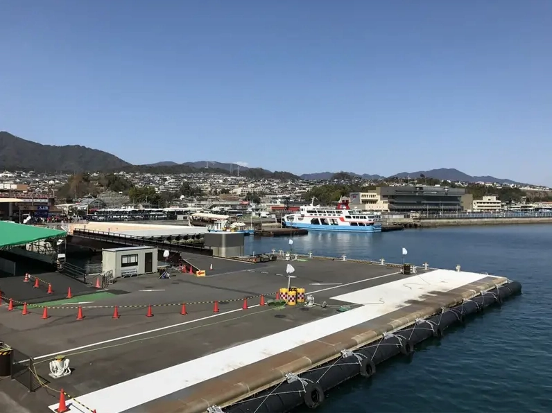 Chuyến phà đưa du khách từ đất liền ra đảo Miyajima