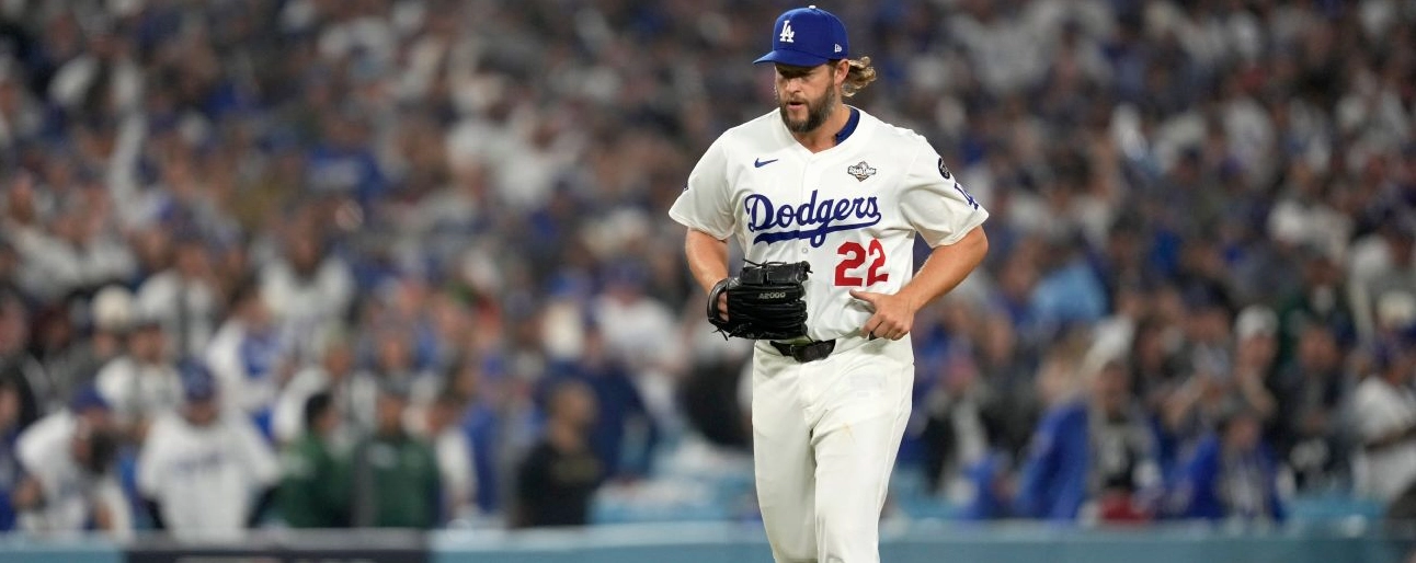 Clayton Kershaw chuẩn bị ném bóng tại World Baseball Classic