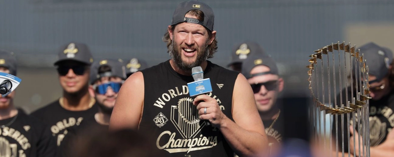 Clayton Kershaw phát biểu trong lễ ăn mừng chức vô địch World Series 2025 của Los Angeles Dodgers