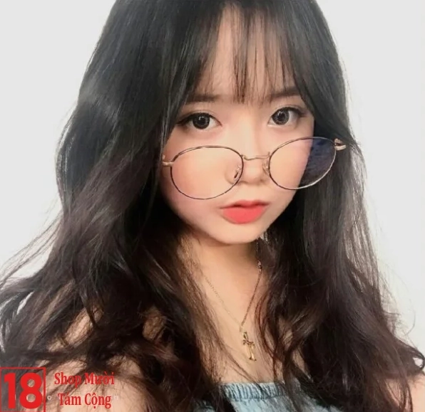 Cô bạn gái đeo kính cận tròn xoe khoe đôi mắt to tròn long lanh