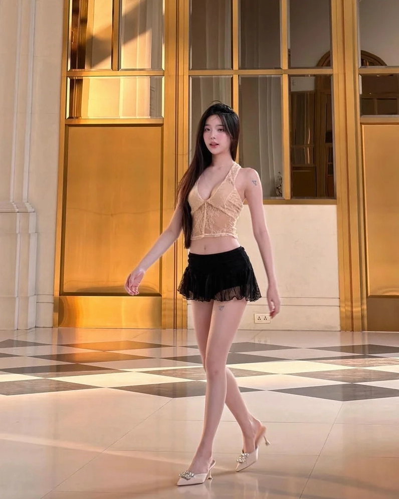 Cô bạn nữ sinh với set đồ cá tính cùng chân váy ngắn đen làm bật lên làn da trắng sáng