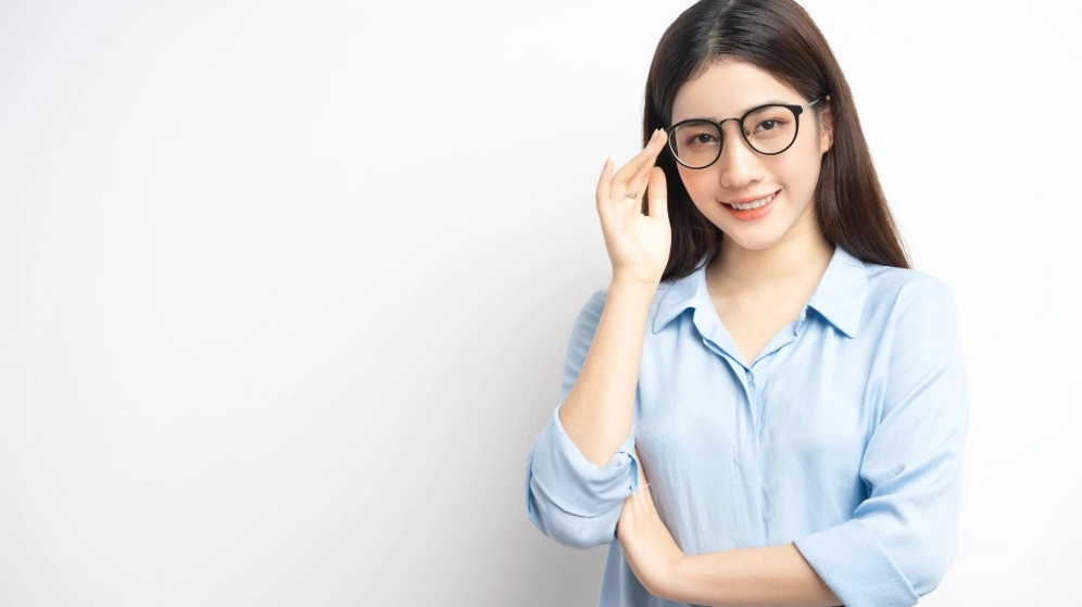 Cô bạn sinh viên 2k4 đeo kính đang chăm chú bên quyển sách