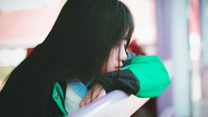 Cô gái anime buồn mang đến cảm giác trầm tư đầy suy tư