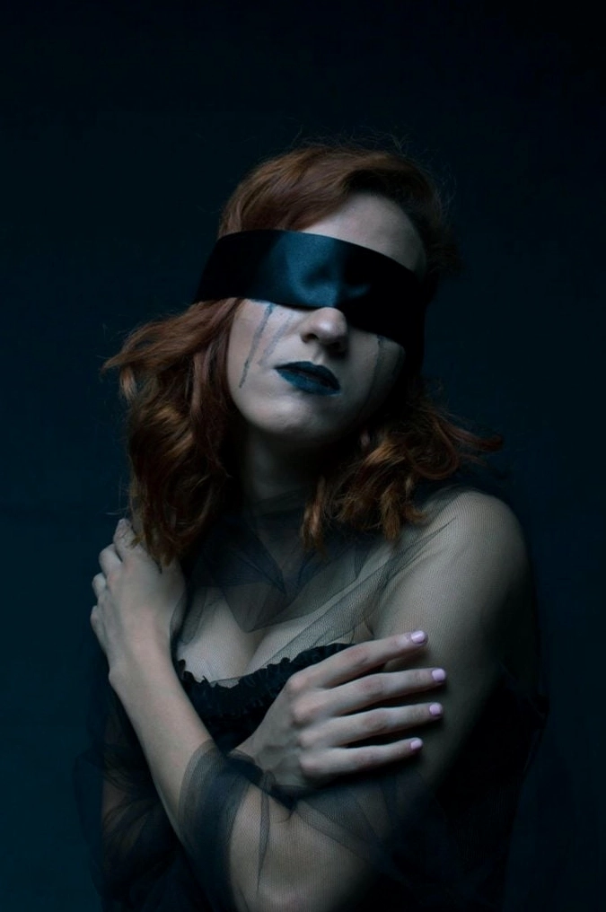 Cô gái buồn bã đứng dưới mưa trong đêm tối tĩnh lặng mang đầy tâm trạng