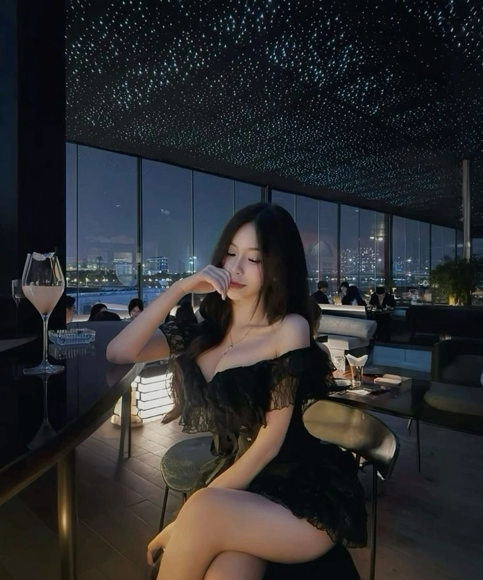 Cô gái cá tính đầy sức hút trong chiếc chân váy ngắn màu đen