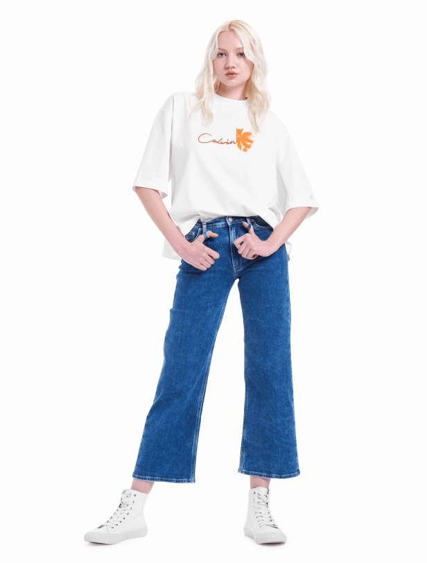 Cô gái cá tính diện quần jeans kết hợp cùng nội y CK khoe vòng eo con kiến