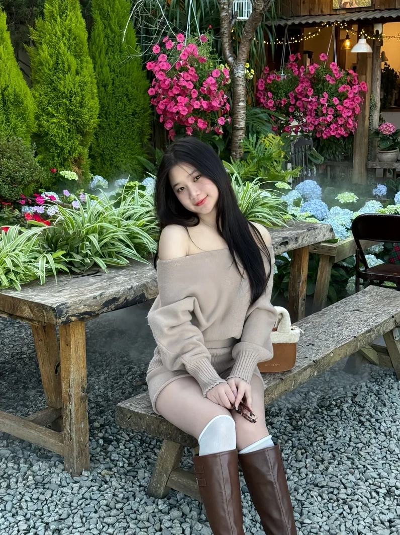 Cô gái có gương mặt bầu bĩnh đáng yêu trong bộ ảnh tải về