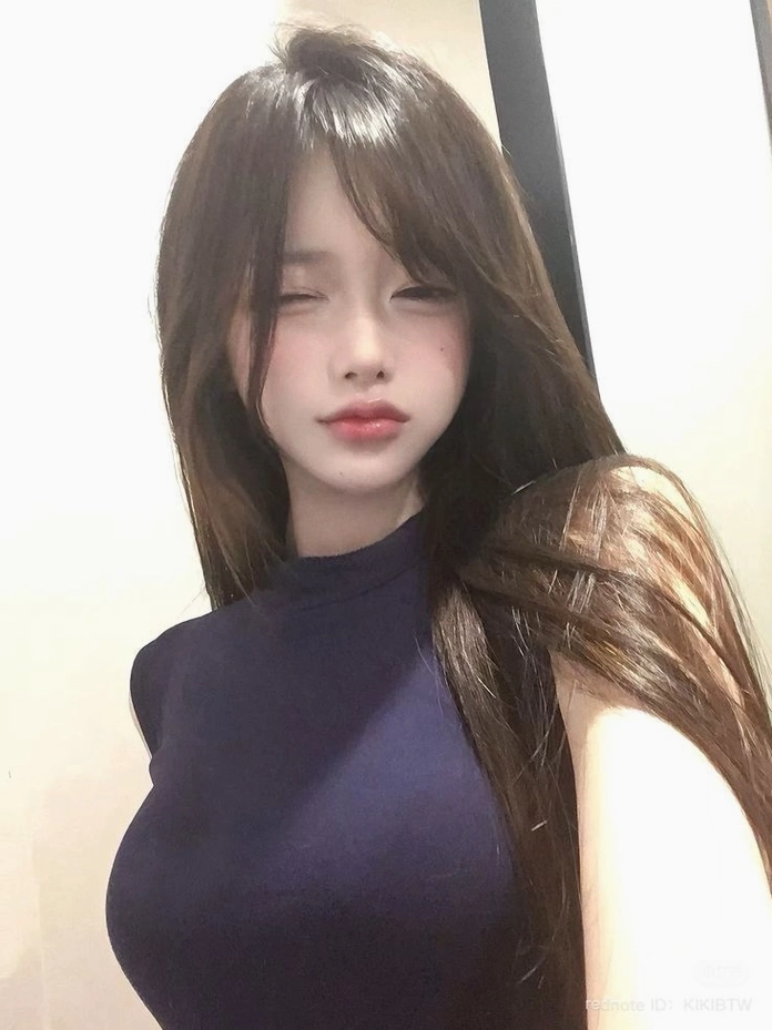 Cô gái có khuôn mặt mộc tự nhiên vô cùng xinh đẹp và cuốn hút