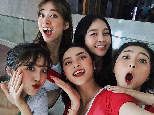Cô gái cổ vũ bóng đá vô cùng đáng yêu thu hút mọi ánh nhìn trên khán đài