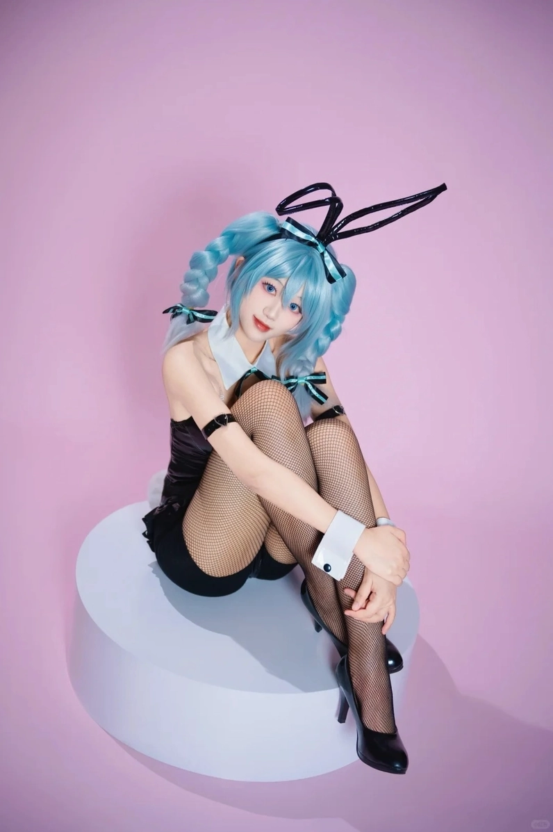 Cô gái cosplay thỏ tạo dáng cực kỳ hút mắt người xem