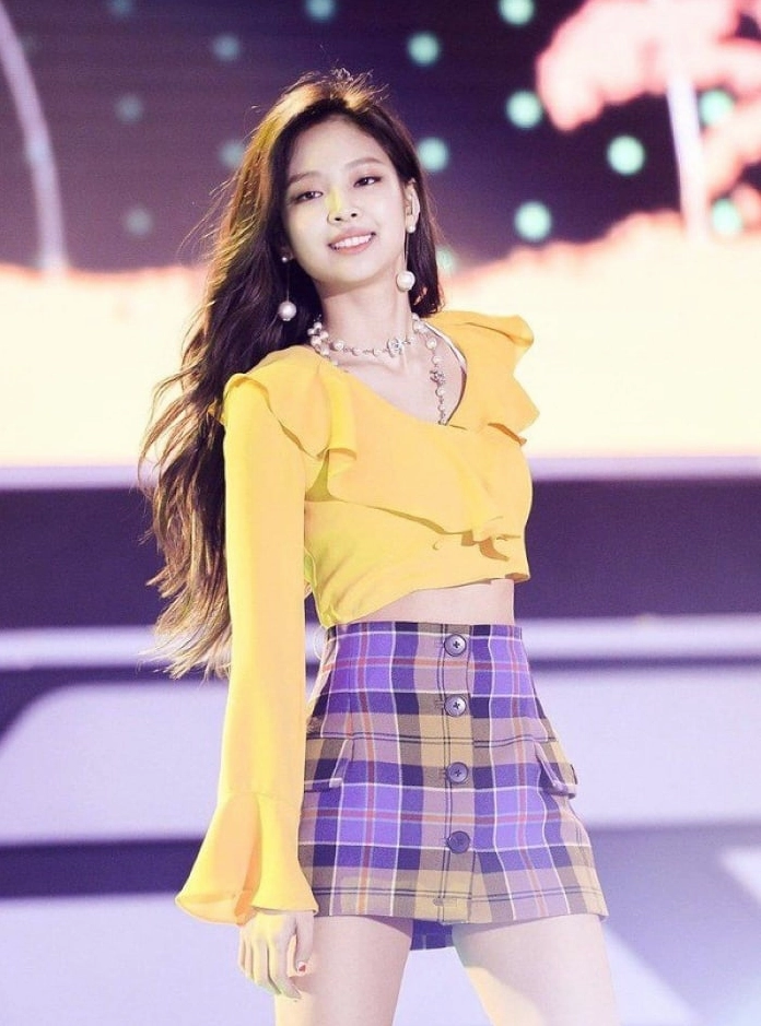 Cô gái diện chân váy ngắn kẻ caro kết hợp áo croptop tôn lên đường cong tự nhiên
