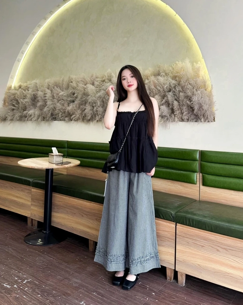 Cô gái diện váy hai dây dáng đẹp tôn lên trọn vẹn đường cong hoàn hảo của cơ thể