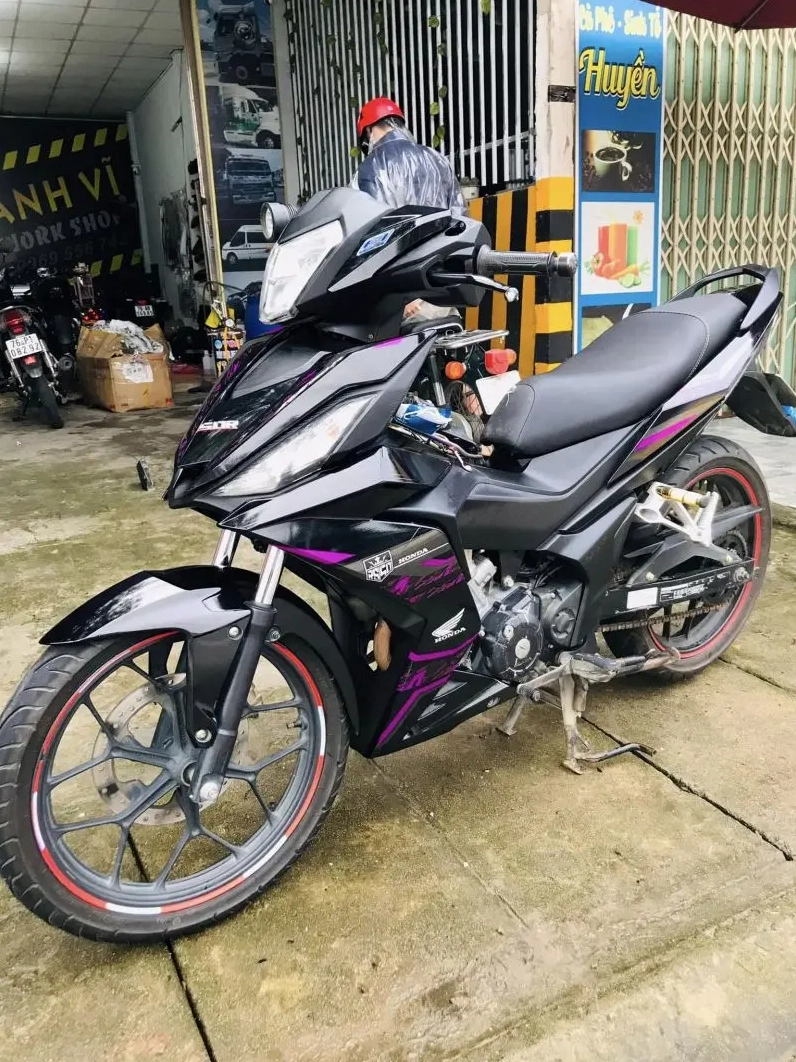 Cô gái đứng dưới cơn mưa nhạt nhòa gợi lên bức tranh thanh xuân đầy kỷ niệm