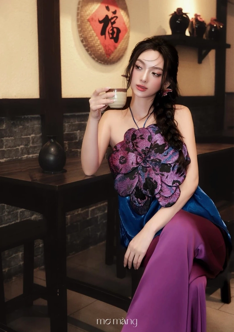 Cô gái duyên dáng thanh thoát trong trang phục áo yếm truyền thống