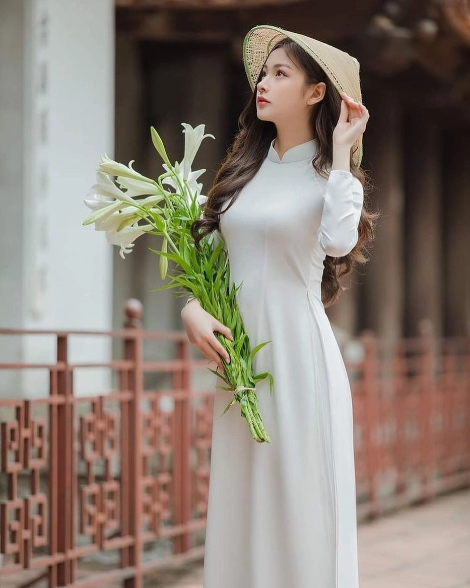 Cô gái duyên dáng trong tà áo dài Việt Nam tôn vinh vẻ đẹp truyền thống