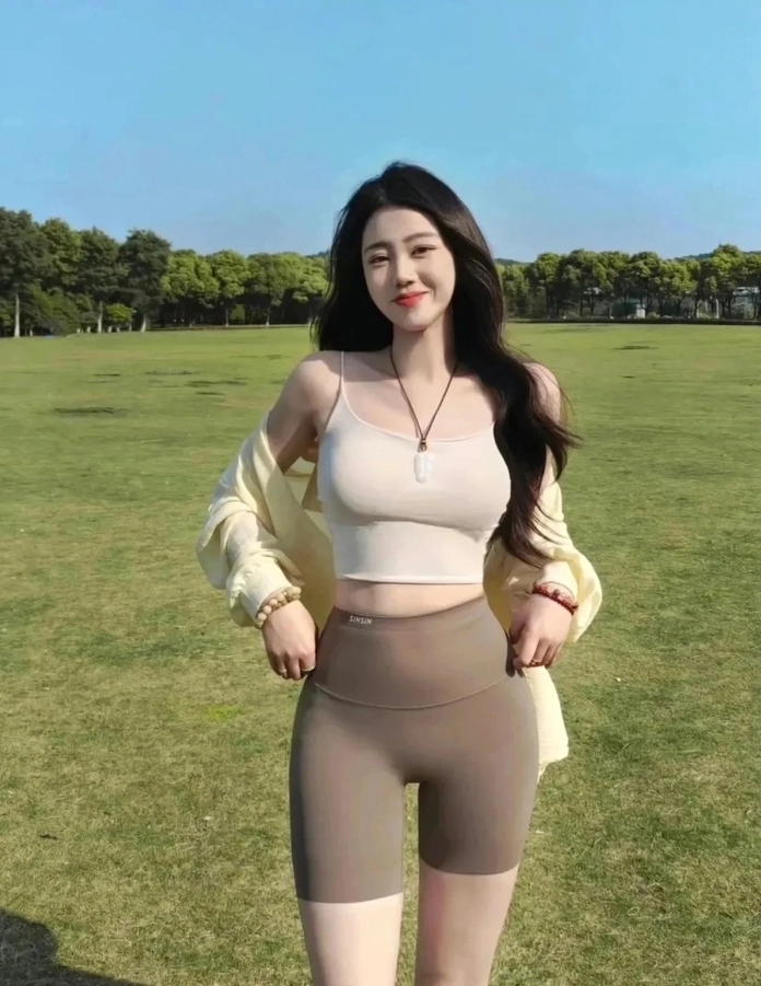 Cô gái khoe vẻ đẹp gợi cảm nhẹ nhàng trong trang phục ôm sát cơ thể