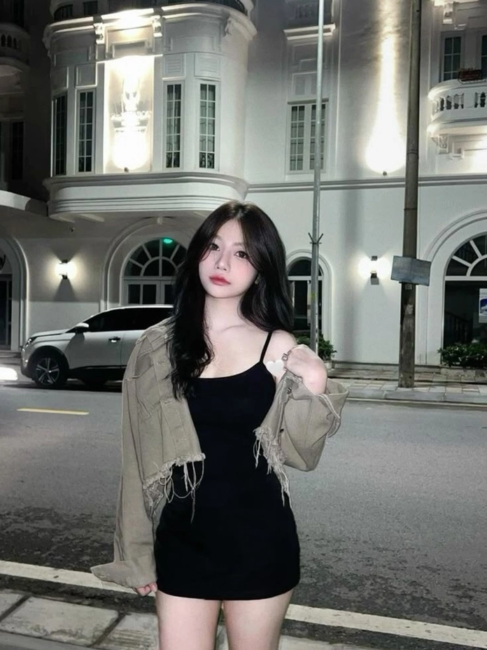 Cô gái khoe vẻ đẹp trẻ trung năng động trong chiếc quần jean ngắn cá tính