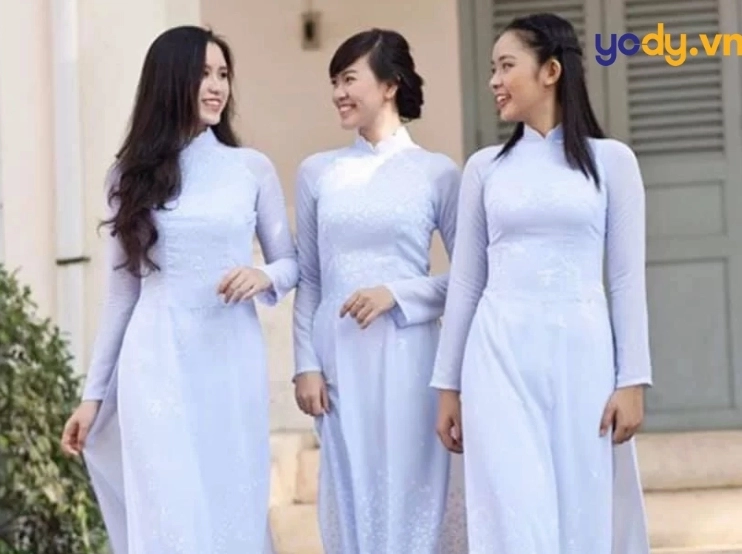 Cô gái mặc áo 3 dây quyến rũ khoe dáng chuẩn năm 2026