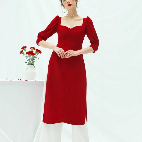 Cô gái mặc áo dài cổ vuông mỏng nhẹ khoe vẻ đẹp dịu dàng thanh thoát