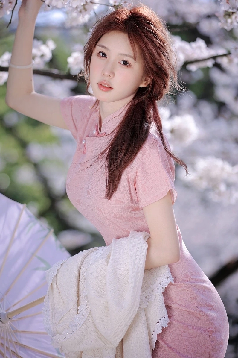 Cô gái mặc sườn xám khoe trọn đường cong dịu dàng khiến nhiều người yêu thích