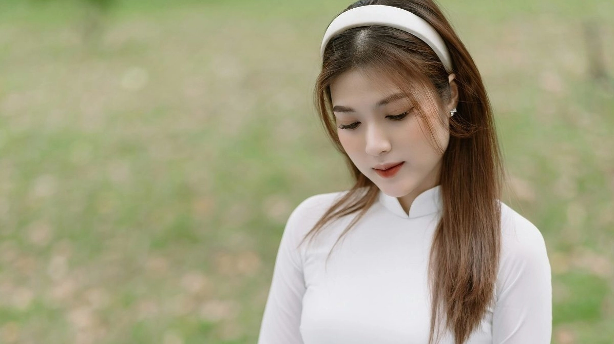 Cô gái mang nét đượm buồn trong bối cảnh tông màu lạnh cực kỳ cuốn hút