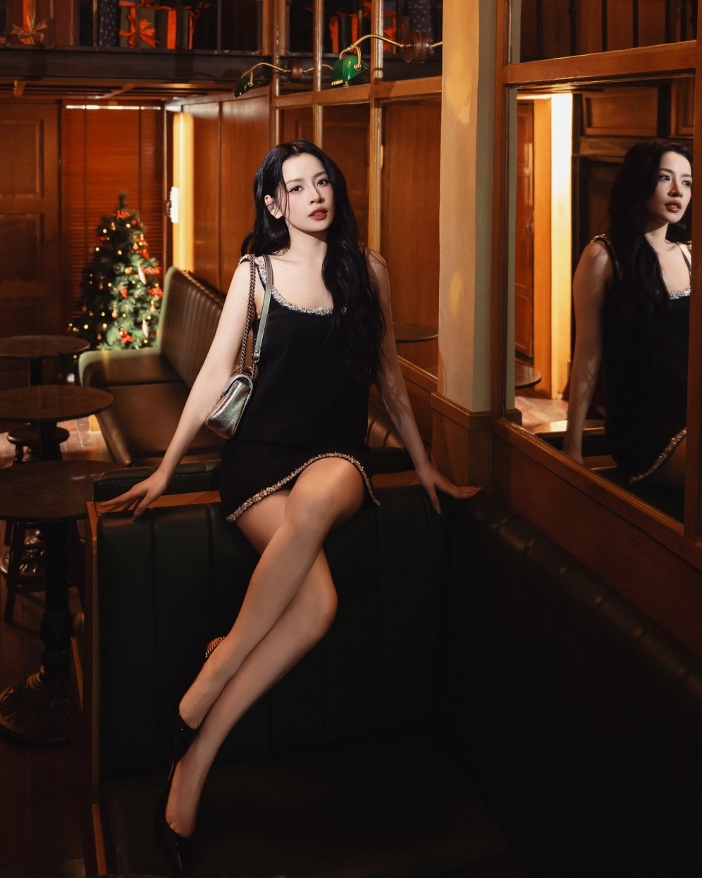 Cô gái năng động trong chiếc váy ngắn khoe trọn đôi chân dài miên man dạo bước trên phố