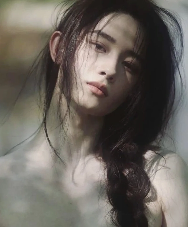 Cô gái ngồi trầm ngâm suy nghĩ với ánh mắt buồn bã nhìn xa xăm