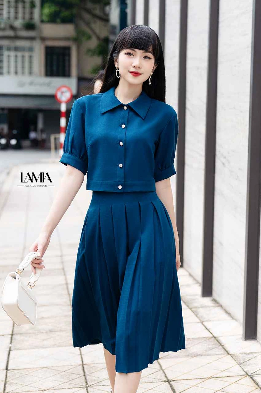 Cô gái quyến rũ với chân váy xếp ly dài thướt tha trong buổi chiều tà
