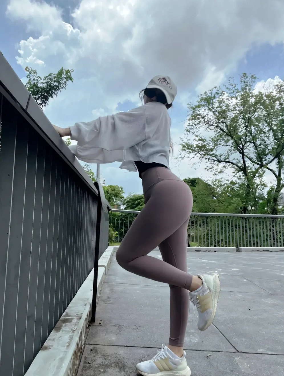Cô gái tập gym với thân hình săn chắc trong bộ đồ legging ngắn bó sát