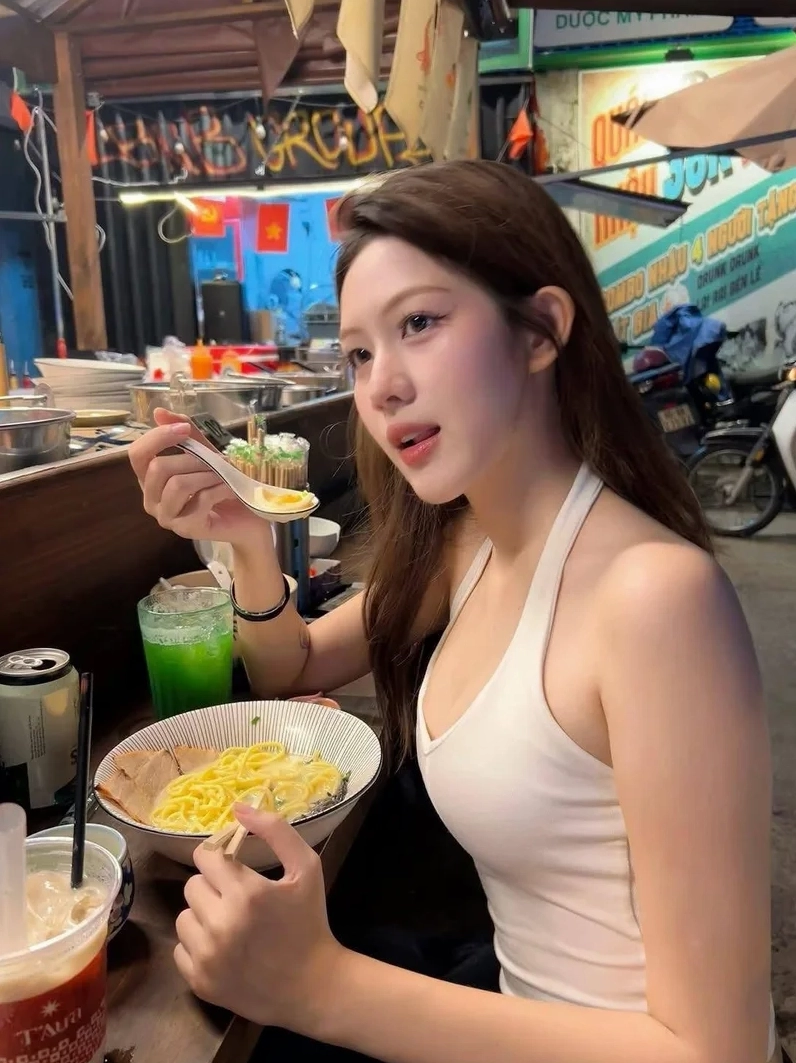 Cô gái thả dáng nhí nhảnh trong khung hình rực rỡ ánh sáng