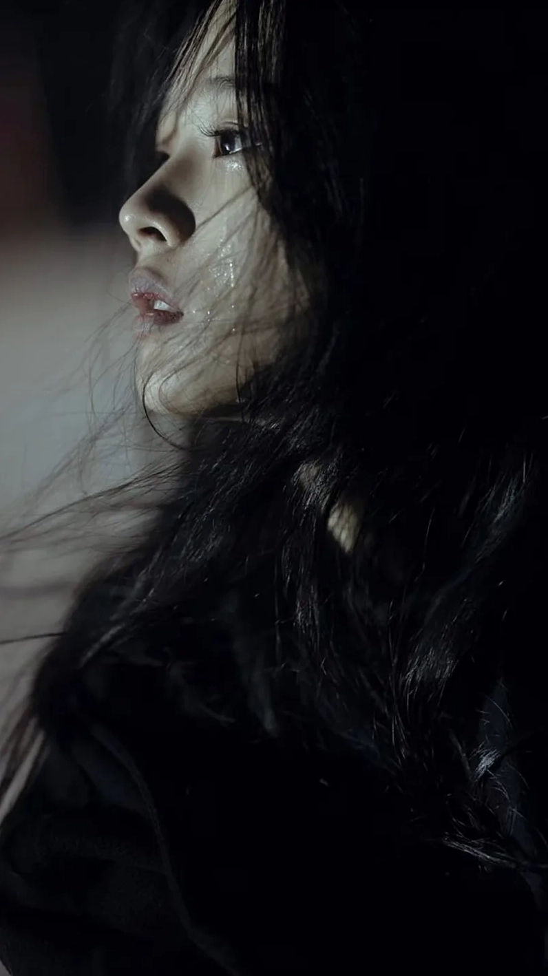 Cô gái tóc dài buồn bã nhìn xa xăm bên cửa sổ đầy tâm trạng